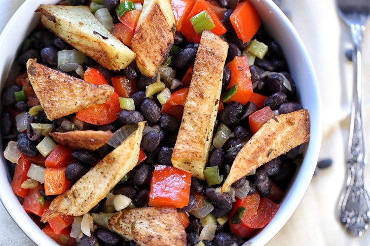 Spicy black bean salad bowl