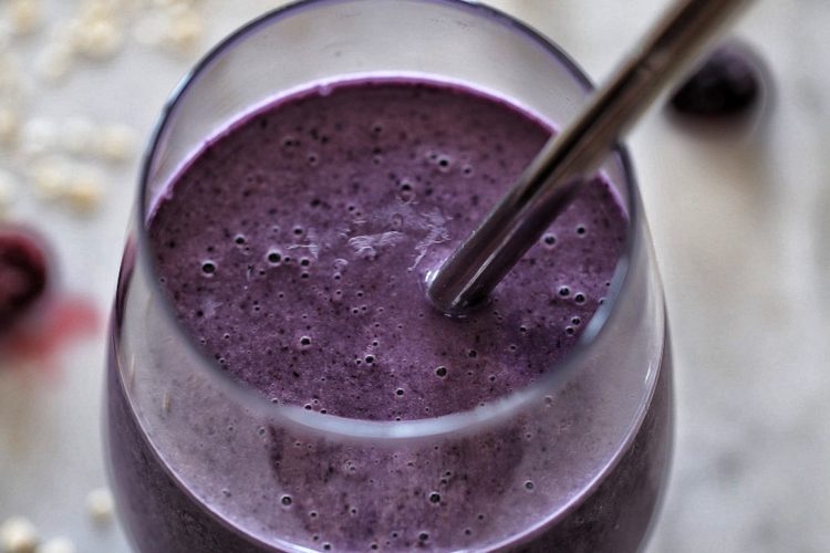 Mixed berry oatmeal smoothie
